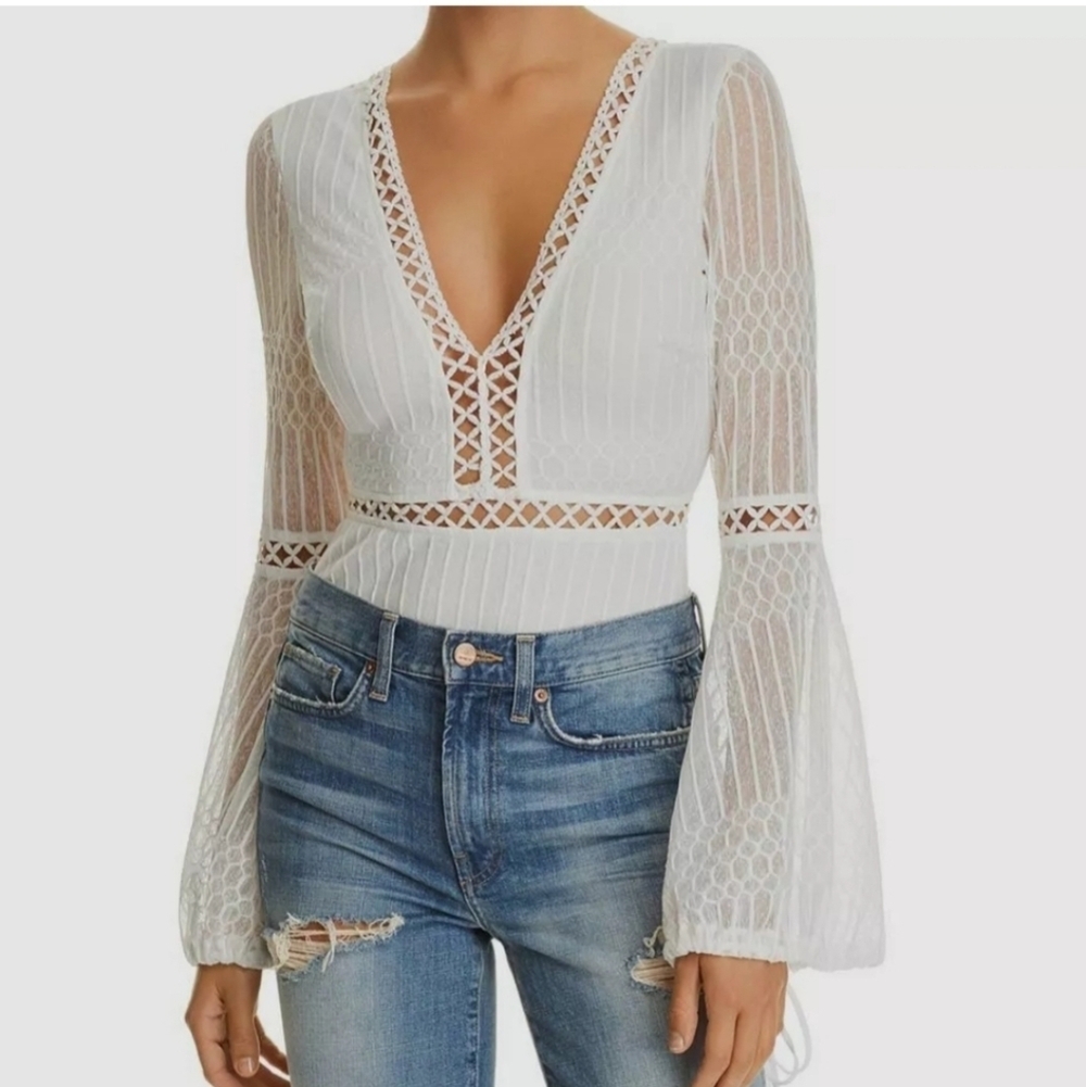 BAEVELY White lace crochet bell sleeve bodysuit. Size small NWT